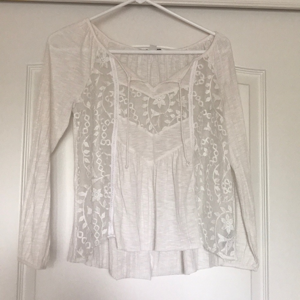 White American Eagle long sleeve with lace